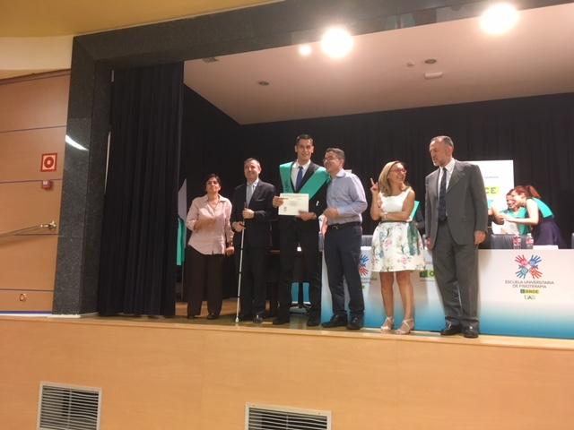 Entrega de diplomas a otro de los alumnos