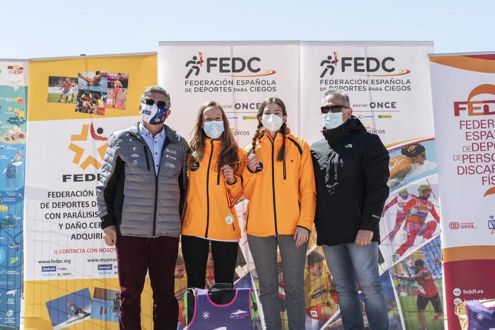 Inés Gortázar y su guía en el podio