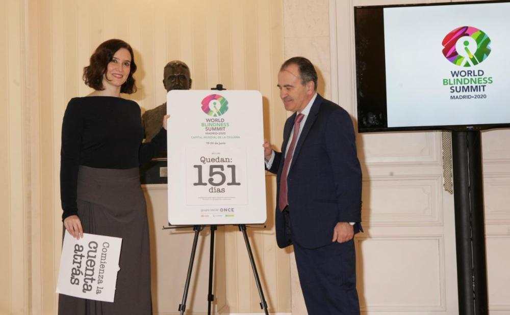 La presidenta de la Comunidad arranca la página correspondiente al calendario del WBS