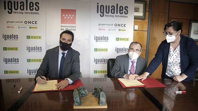 javier_luengo_y_luis_natalio_royo_en_el_momento_de_la_firma.jpg