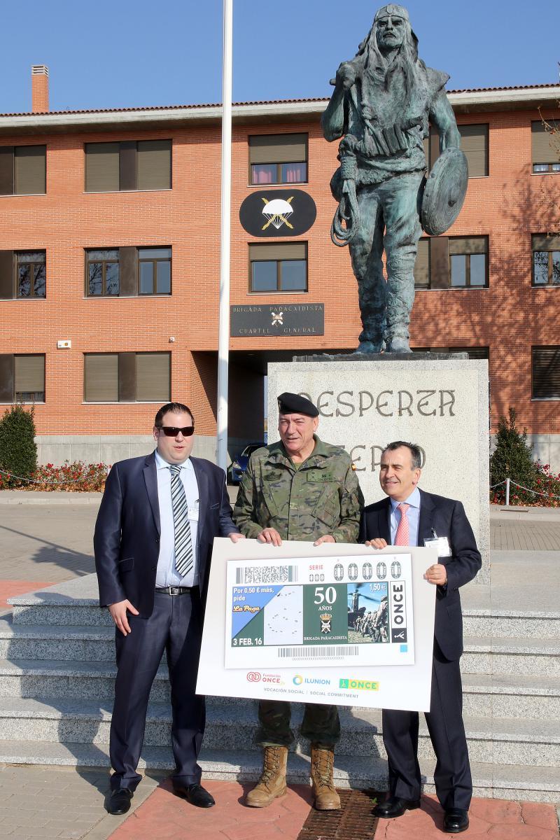 El director de Alcalá de Henares junto al delegado territorial y el general jefe posan durante la presentación del cupón