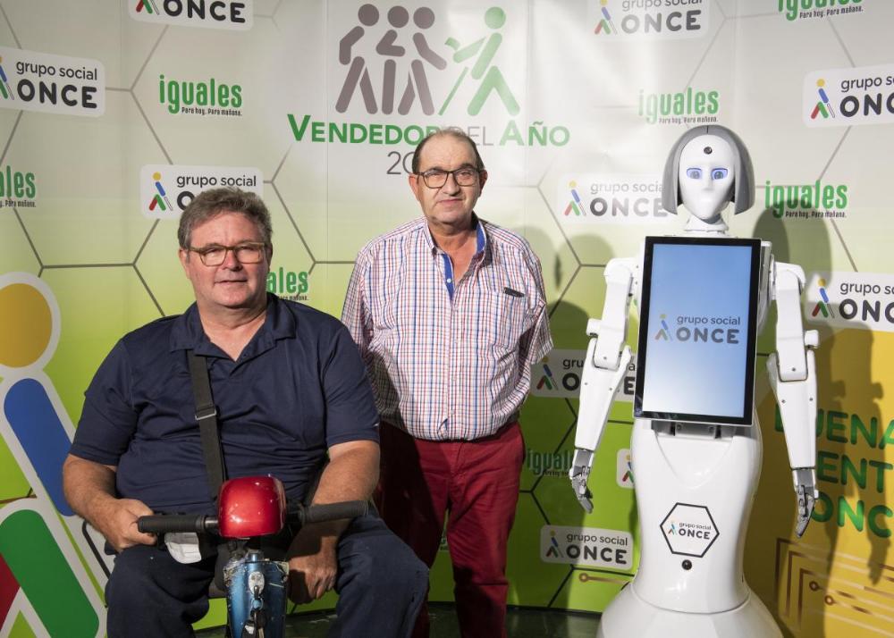 José Félix posa junto a su acompañante en el Photocall