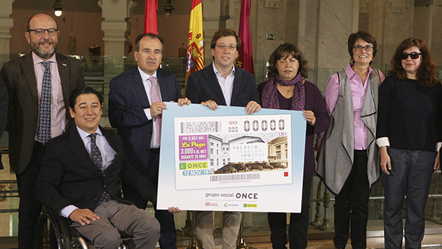 jose_luis_martinez_almeida_en_el_centro_de_la_imagen_flanqueado_por_luis_natalio_royo_y_ma_teresa_rodriguez_durante_la_presentacion_del_cupon.jpg