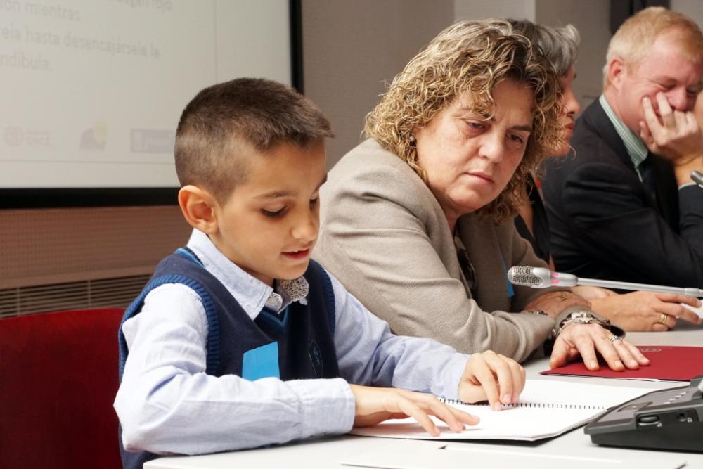 La secretaria general de Fundación ONCE junto a un niño con discapacidad durante la presentación del Salón
