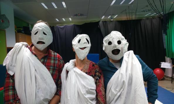 Tres chavales caracterizados como romanos