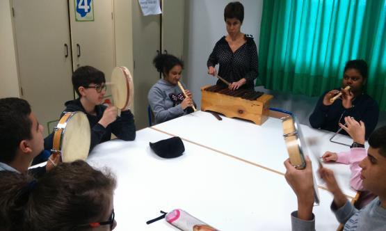 Los chavales el el Palacio de la Música ensayando con los instrumentos