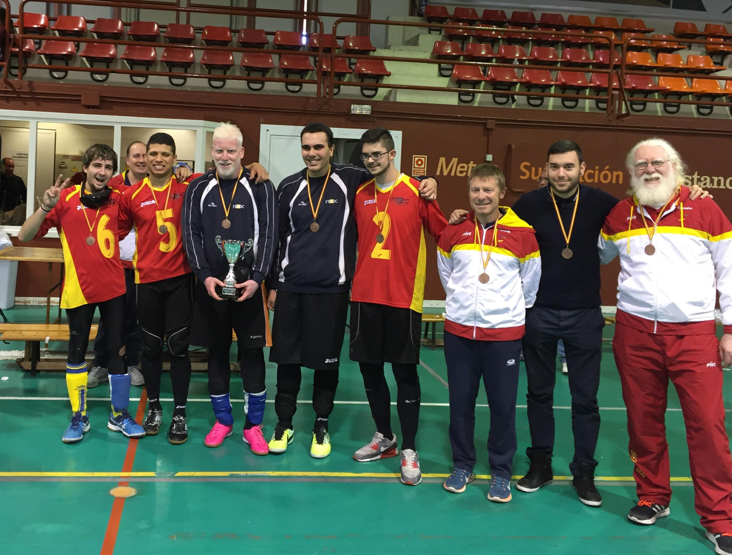 la_seleccion_espanola_con_el_trofeo.jpg
