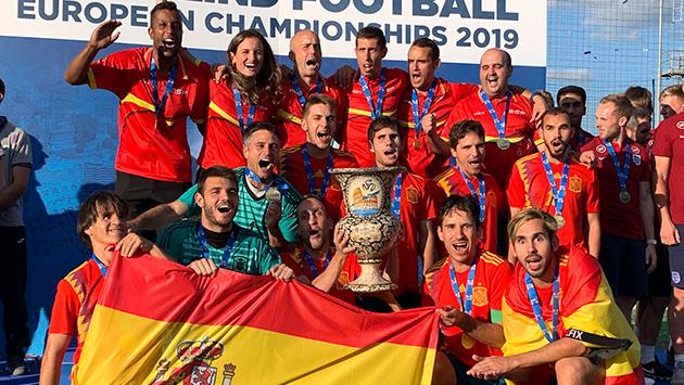 La selección español de ffútbol con la copa de Campeones de Europa