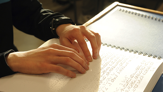 lectura_de_un_libro_en_braille_2.jpg