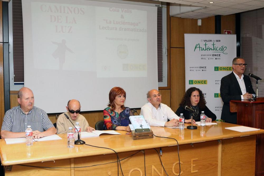 Miembros del Club Braille realizan una lectura dramatizada de la obra
