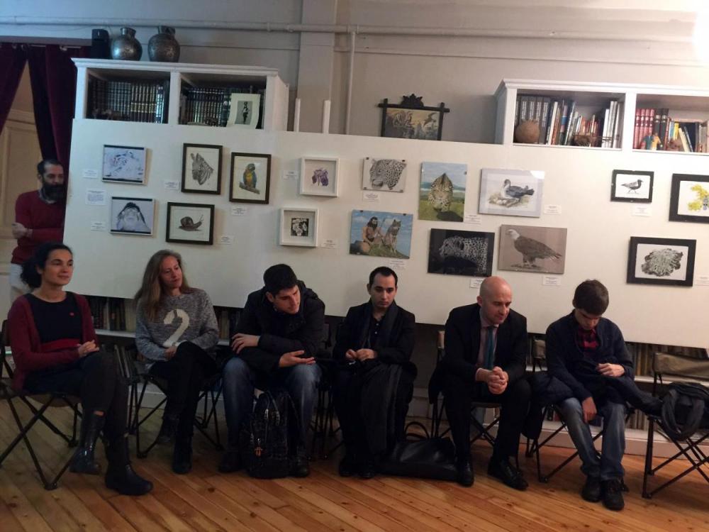 Los participantes durante las explicaciones de la sesión sensorial