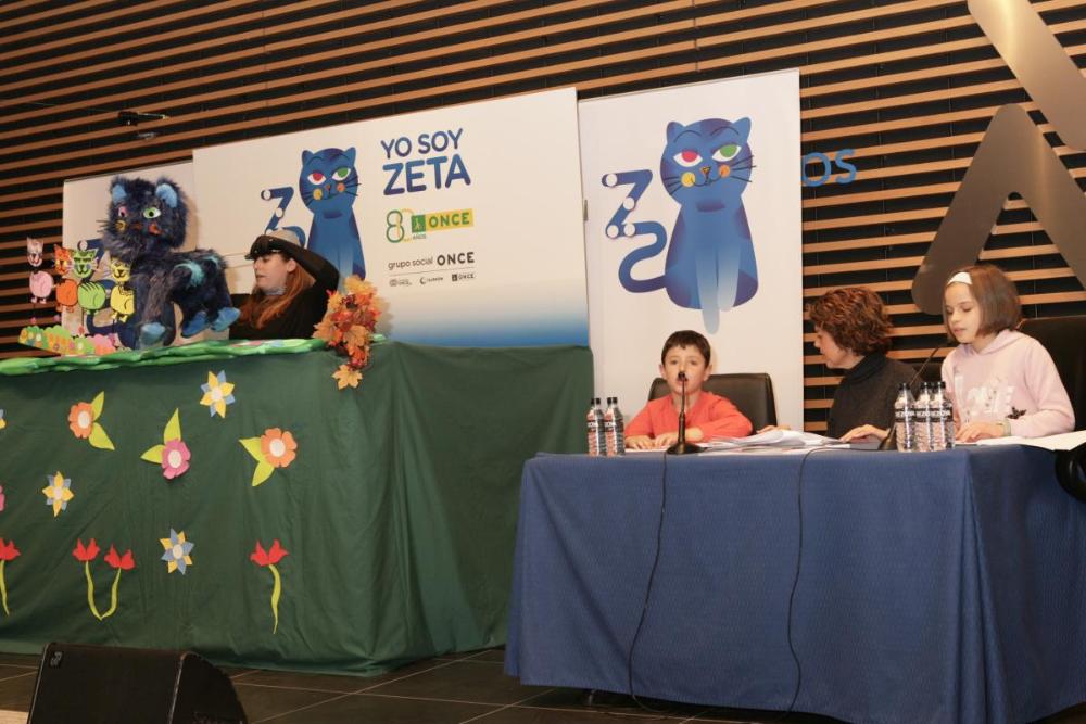 Momento de la lectura a cargo de los niños ciegos