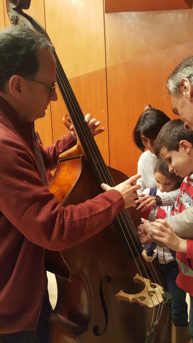 Los niños tocan un contrabajo de la orquesta
