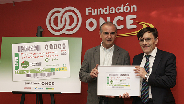 luciano_poyato_y_alberto_duran_con_una_copia_enmarcada_de_este_cupon.jpg