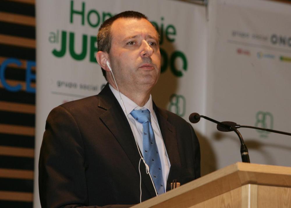 Luis Miguel López ofrece unas palabras durante el homenaje