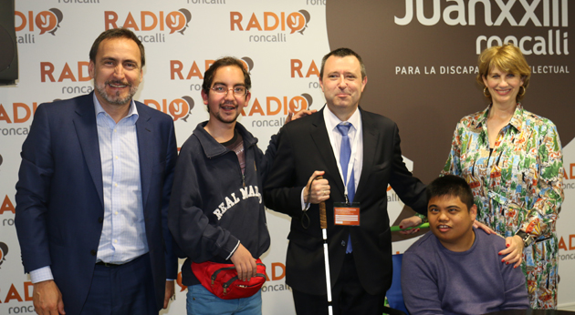 luis_miguel_lopez_ruiz_con_los_locutores_de_radio_roncalli_b.jpg