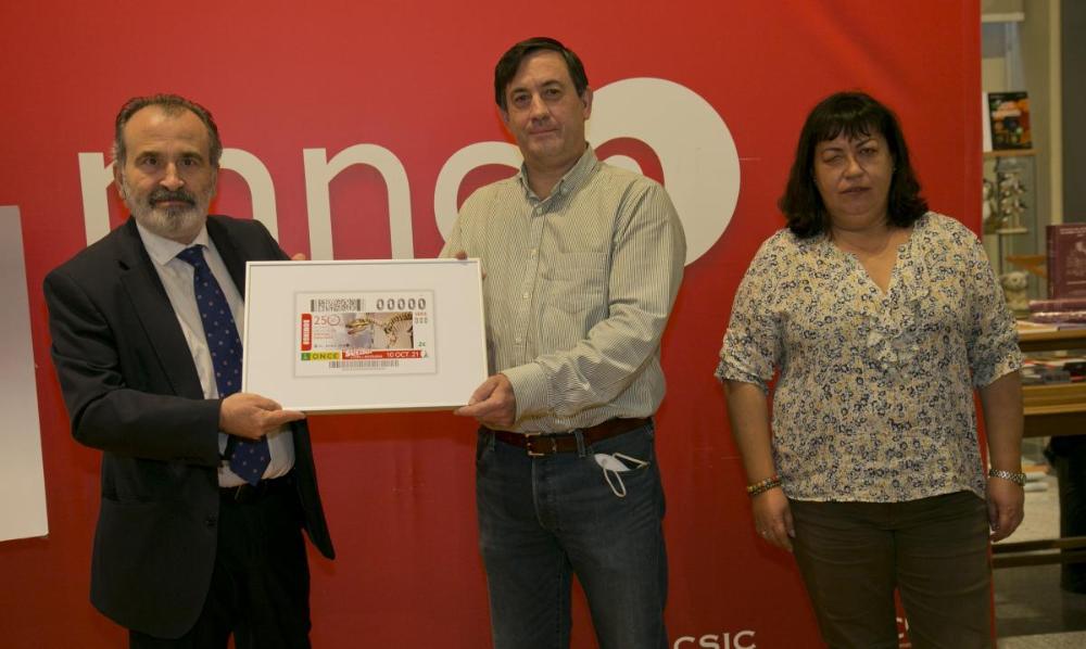 Luis Natalio Royo entrega la réplica de la lámina al director del Museo