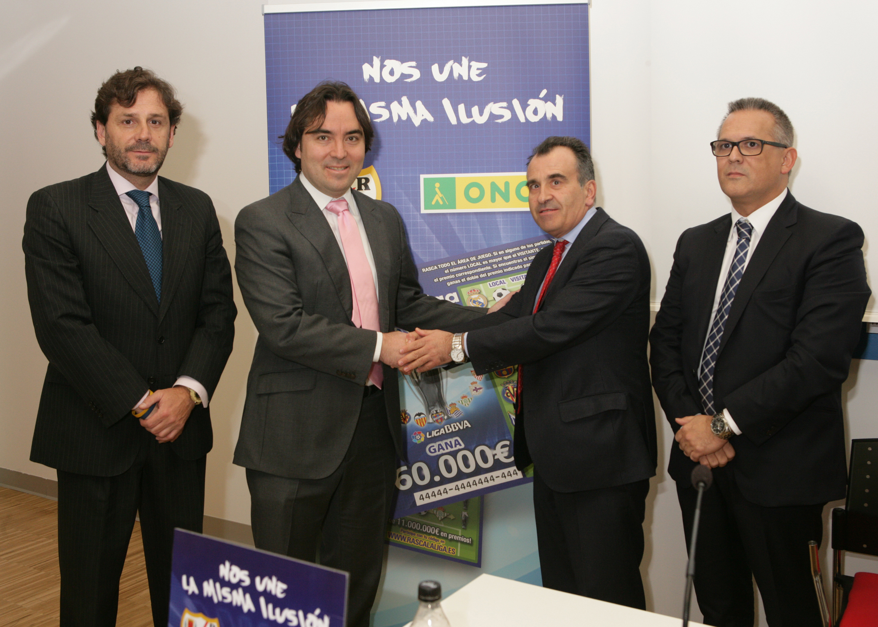 luis_natalio_y_el_presidente_del_rayo_sellan_el_acuerdo.jpg