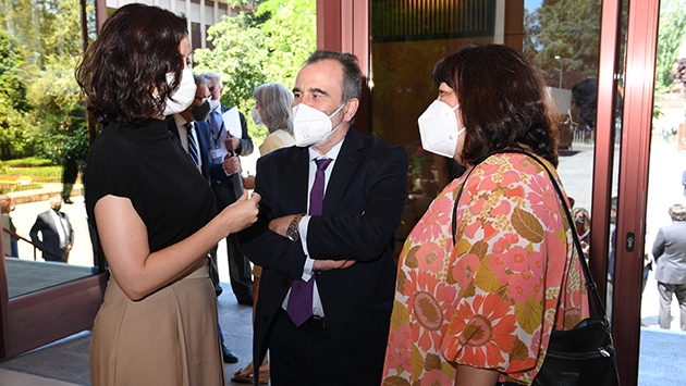 luis_natalio_y_teresa_rodriguez_con_diaz_ayuso.jpg