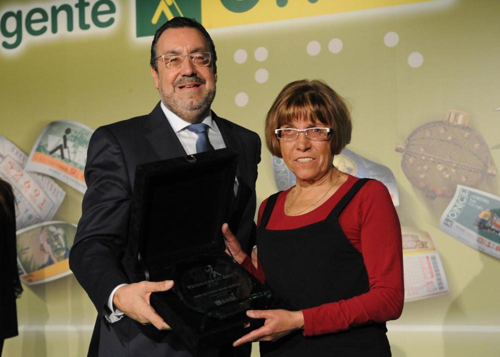 Mª Carmen Seoane posa junto a Miguel Carballeda tras la entrega del galardón