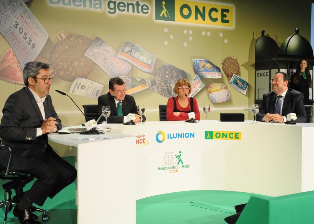 Mª Carmen Seoane en la mesa de presentación durante la entrega de su galardón