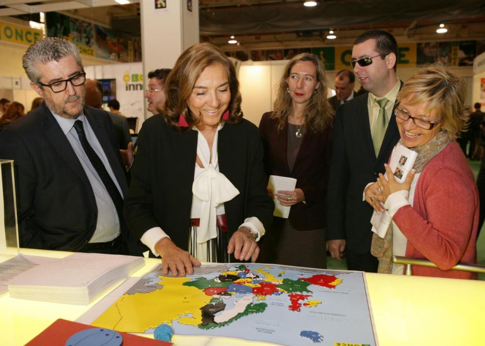 Las autoridades viistando los mapas en relieve de la ONCE