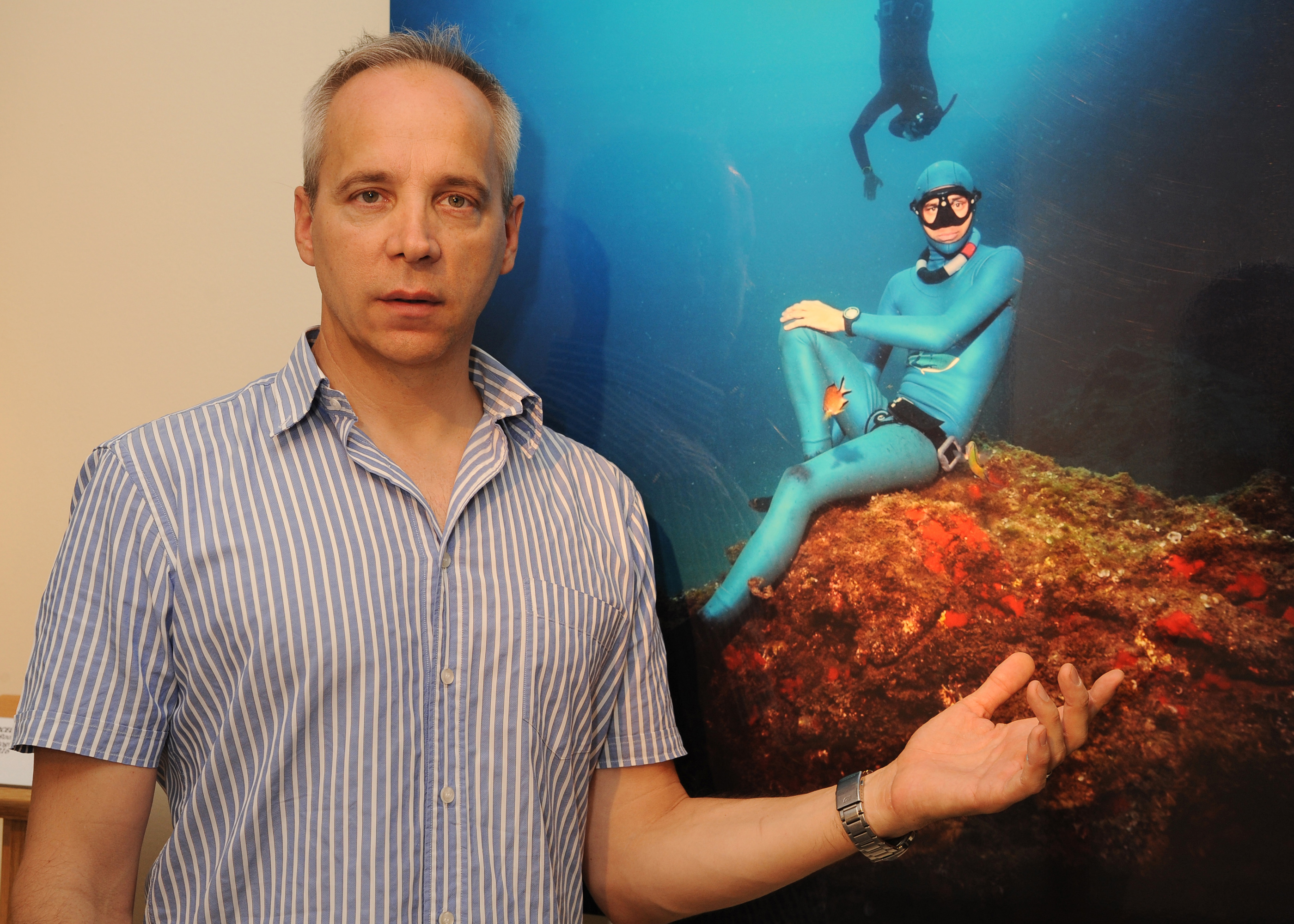 marcelo_bilevich_junto_a_una_de_las_fotos_que_expone_en_el_museo_tiflologico_de_la_once_dentro_de_aquatica.jpg