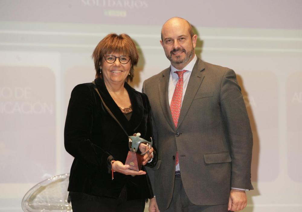 María Escario recibe el premio de manos de Pedro Rollán