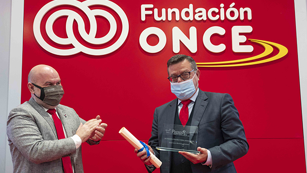 martinez_donoso_recoge_el_galardon.jpg