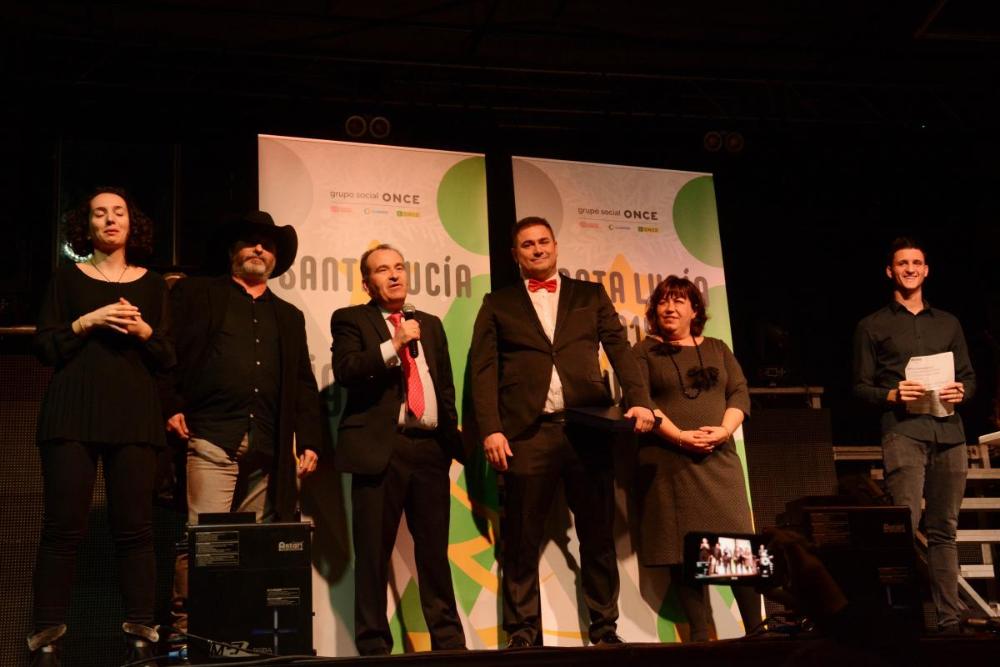 Momento de la recogida de la placa sobre el escenario
