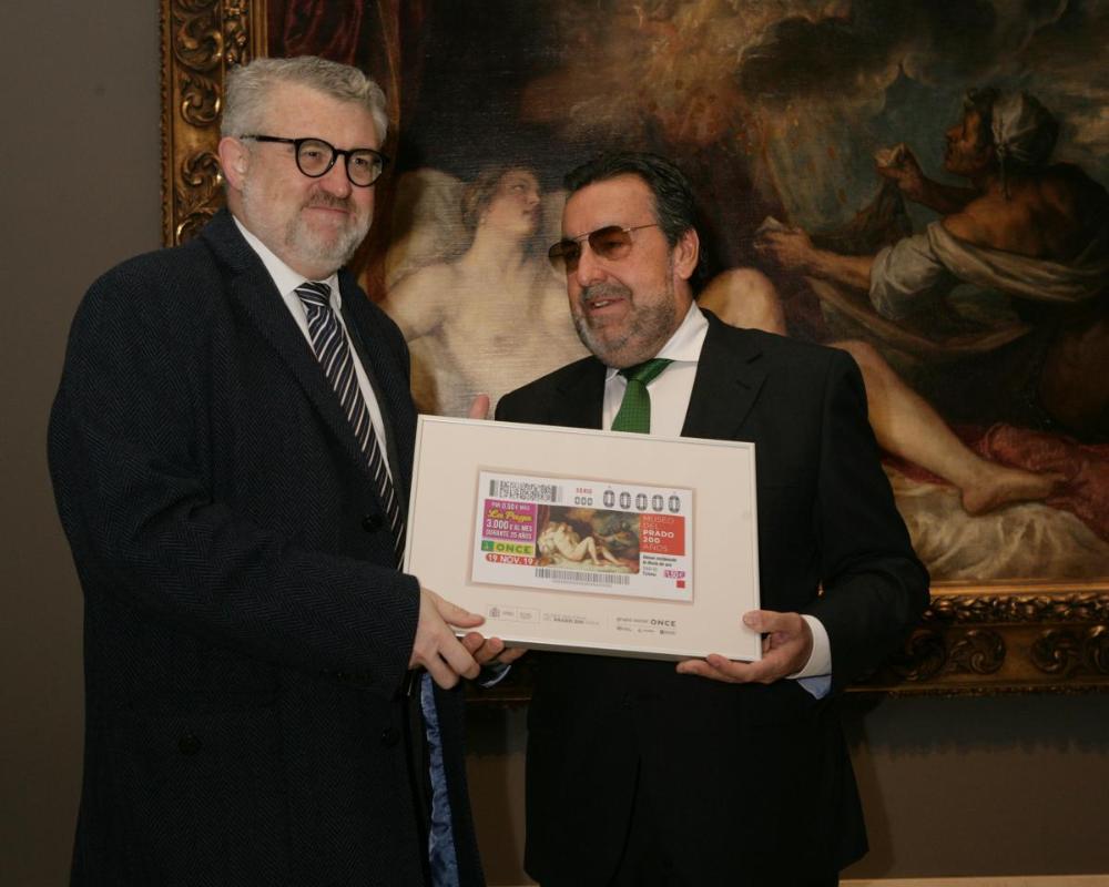 Miguel Falomir (izda) y Miguel Carballeda presentan la imagen del cupón