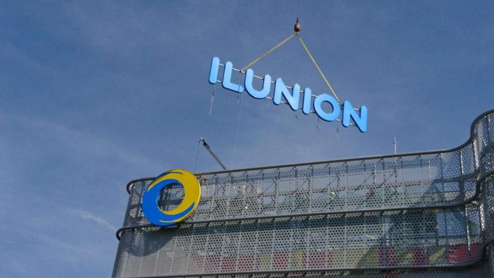 Coronación de Torre ILUNION con el logo corporativo