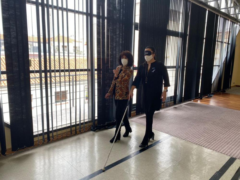 Mónica Silvana en la sala de movilidad acompañada por una técnica de rehabilitación