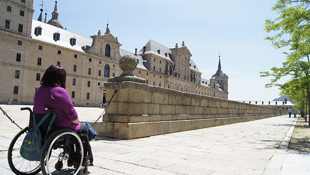 mujer_en_silla_de_ruedas_el_escorial.jpg