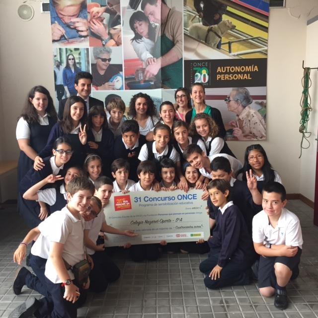 Foto de familia del Colegio Nazaret-Oporto junto a los responsables de la ONCE y el diploma