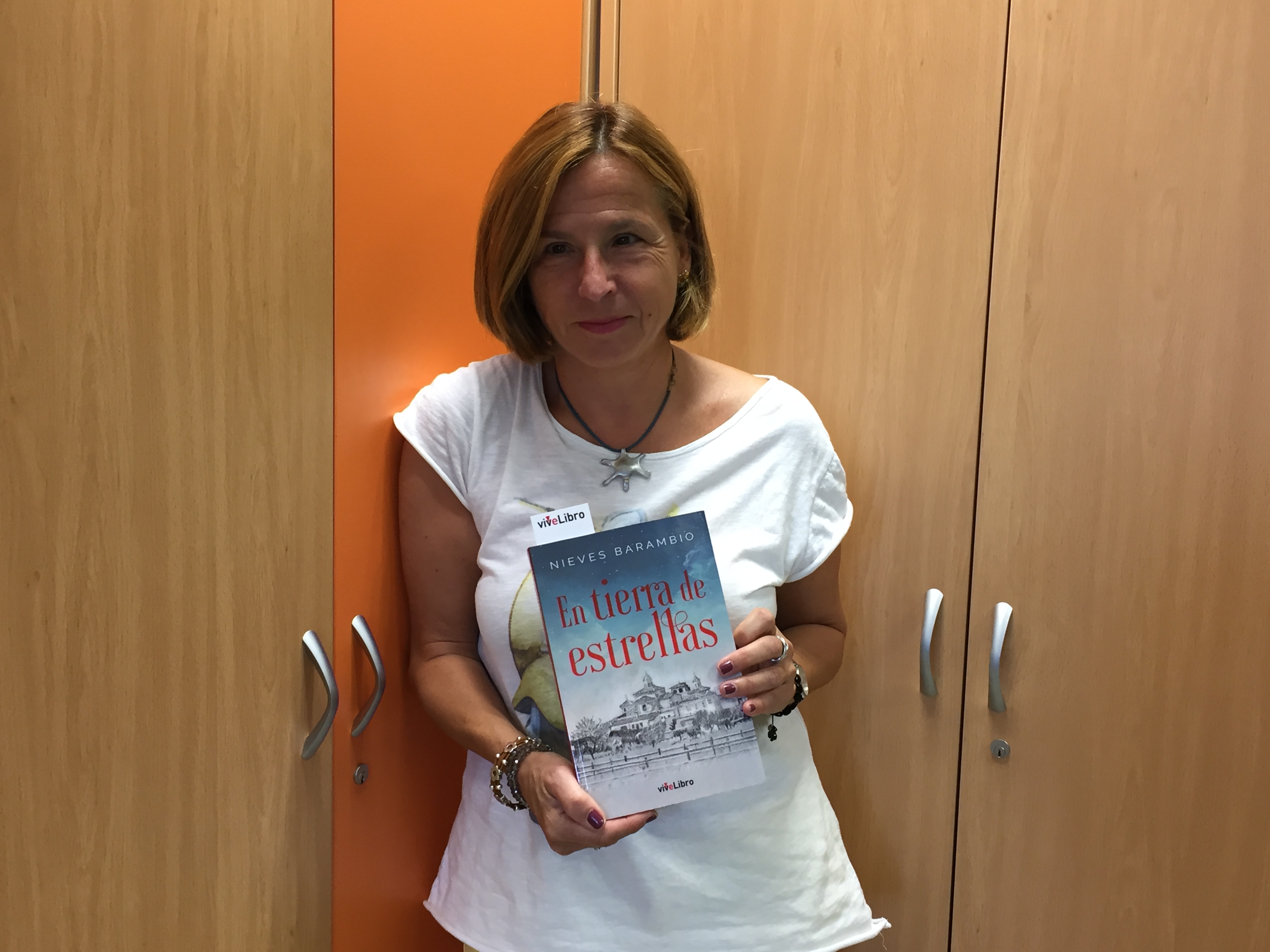 nieves_barambio_con_el_libro.jpg