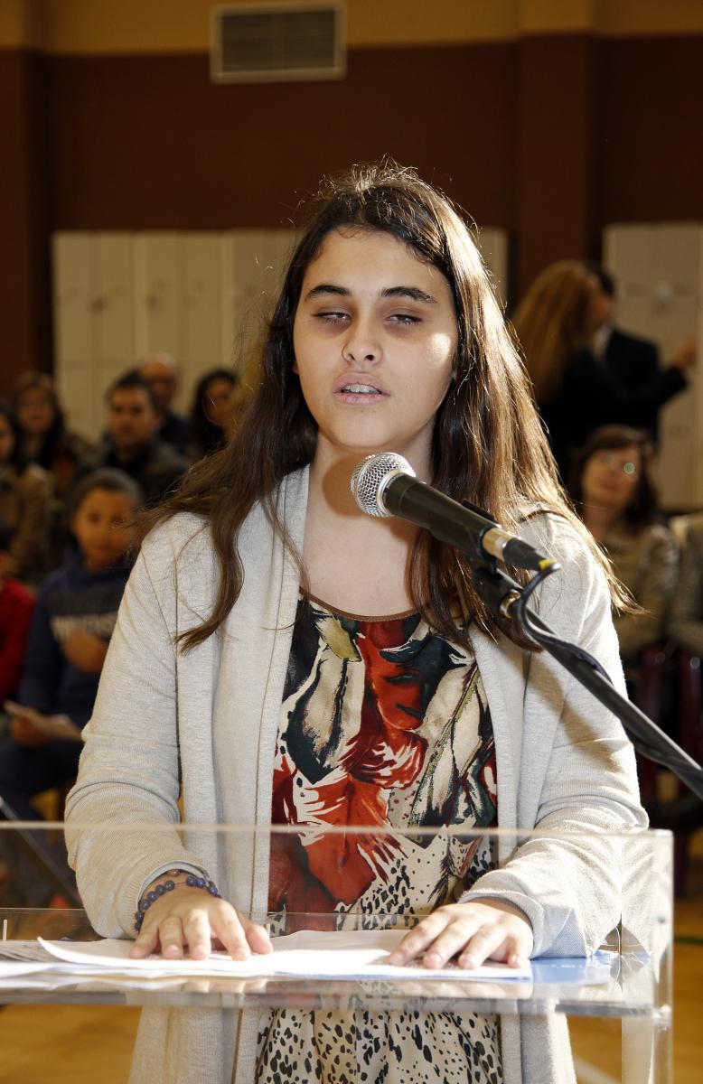 Una alumna del CRE realiza una lectura en braille sobre la Constitución