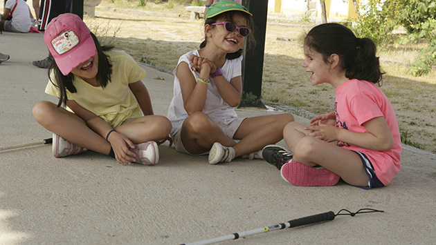 ninas_ciegas_en_el_campamento.jpg