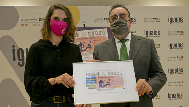 noelia_vera_y_miguel_carballeda_con_una_copia_enmarcada_de_este_cupon.jpg