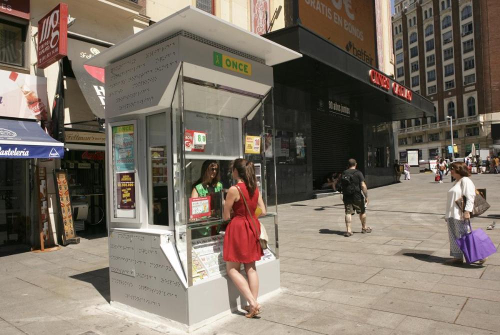 Una clienta se acerca a comprar al nuevo quiosco