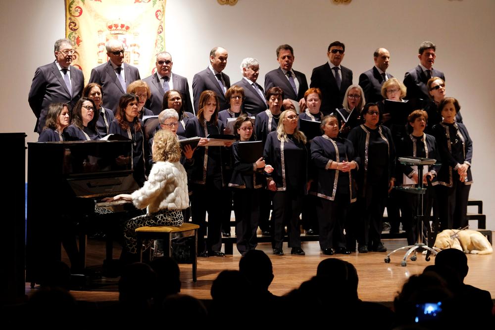 El Orfeón entona con Carolina al piano