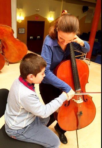 Un niño toca uno de los instrumentos de la orquesta
