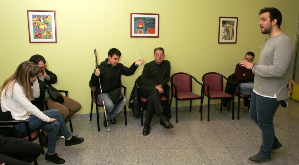 Un momento del taller donde Musantro realiza explicaciones a los asistentes