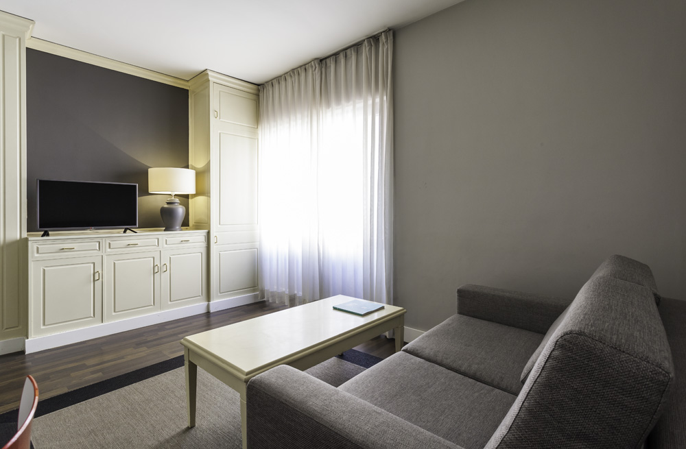 parte_del_mobilirio_donado_por_ilunion_suites_a_albania.jpg