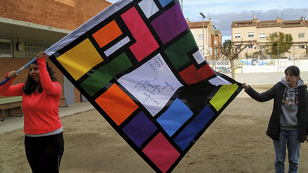 participantes_del_concurso_portan_una_bandera.jpg