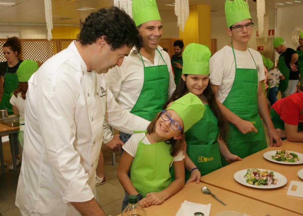 Pepe Rodríguez habla con una niña mientras realizan las actividades
