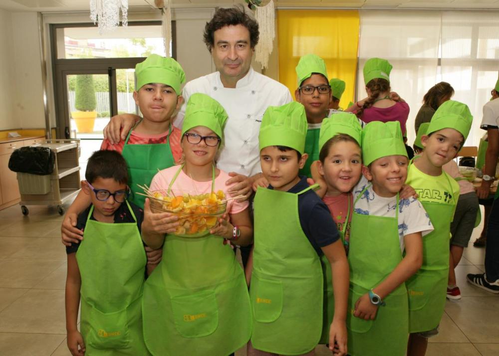 Pepe Rodríguez posa con los chavales de uno de los grupos