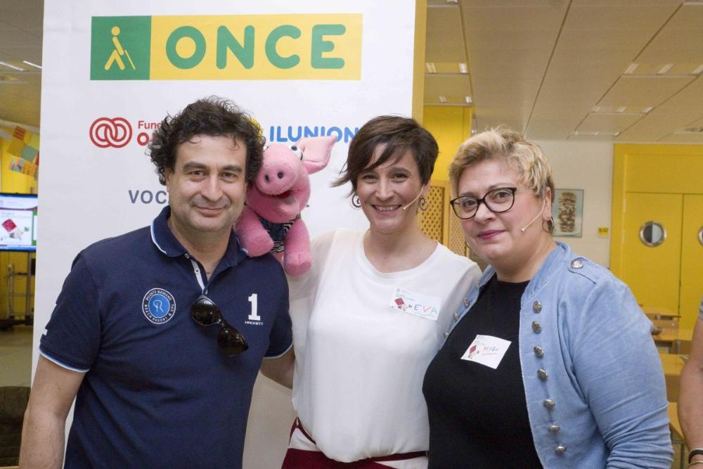 Posado de participantes en la presentación