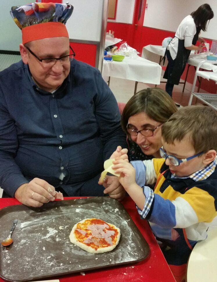 Una familia disfruta durante la jornada 'Pequeños cocineros'