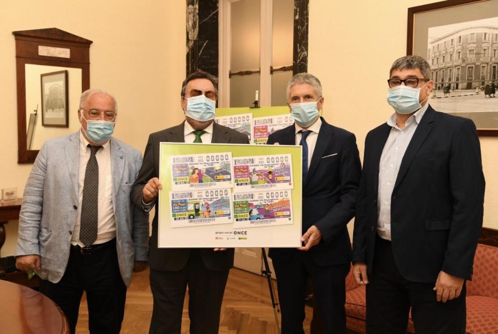 Los participantes en la presentación posan junto a la reproducción de la serie de cupones